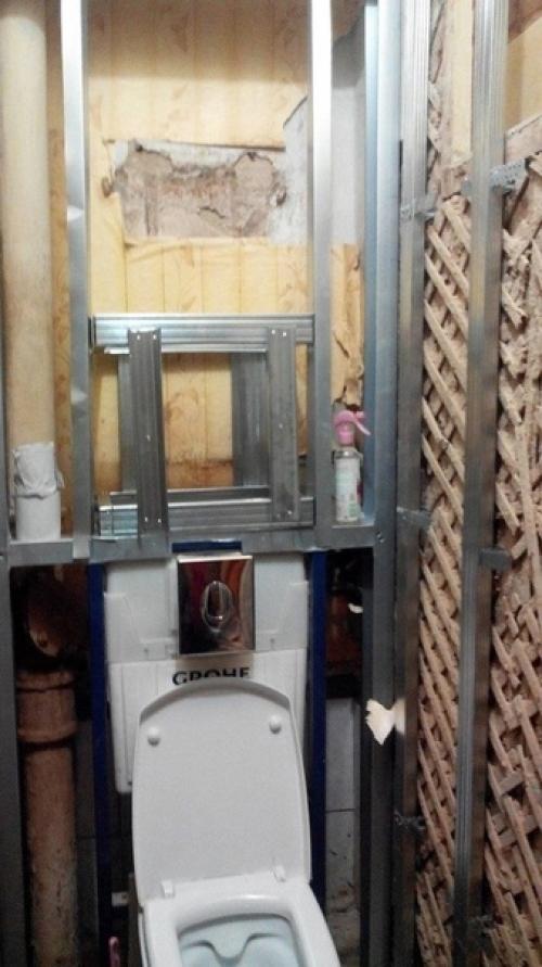 Вот так мы приводили в порядок туалет в нашем стареньком доме за городом. 01