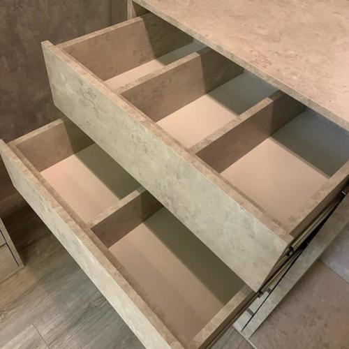 Отгрохал нам с женой большую гардеробную, теперь все вещи уместятся и в квартире будет полный порядок. 09