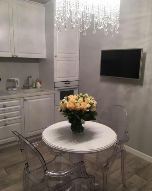 Владельцы квартиры поделились вариантом, как они зонировали свою студию. 03