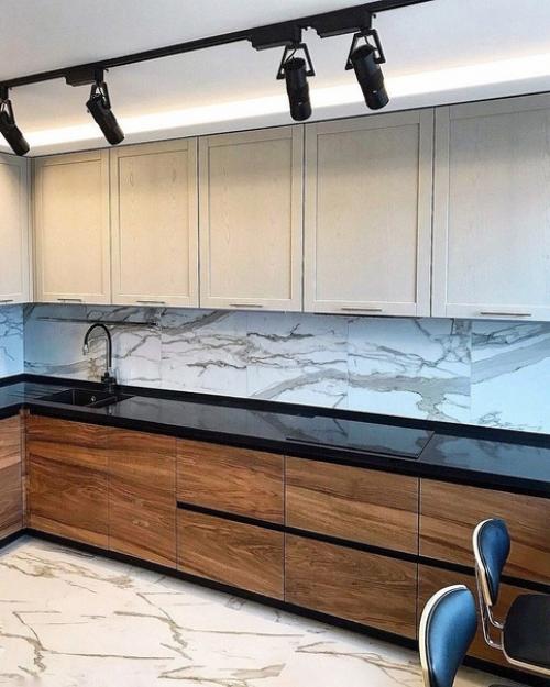 Кухня без всего лишнего, все спрятано и не создает нагромождений. 01