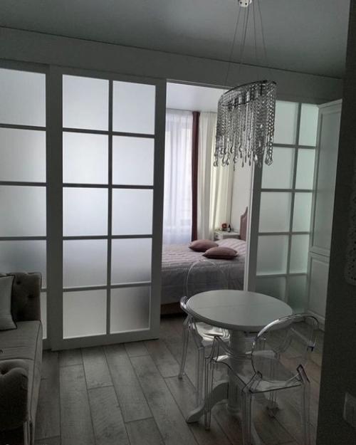 Владельцы квартиры поделились вариантом, как они зонировали свою студию. 01