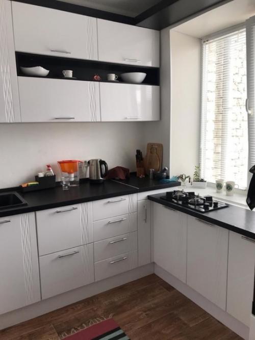 Моя кухня.  Придерживались дизайна сочетания белого с черным, ведь оно придает очень современный вид интерьеру. 02