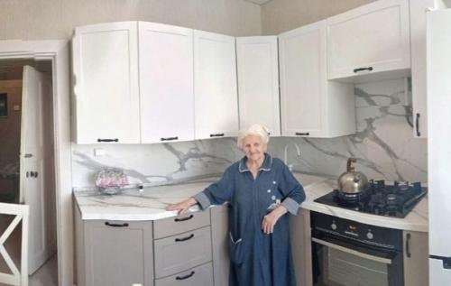 Решили что хватит бабушке жить со старым ремонтом. 05