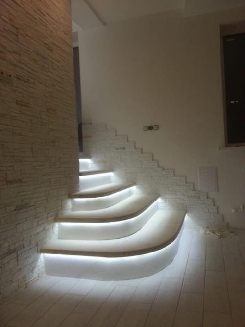 Муж заморочился и сделал нам лестницу с подсветкой в нашем доме. 02