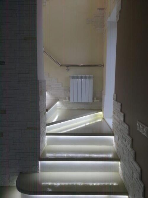 Муж заморочился и сделал нам лестницу с подсветкой в нашем доме. 01