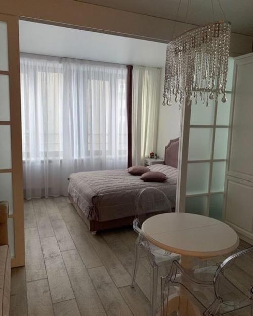 Владельцы квартиры поделились вариантом, как они зонировали свою студию. 02