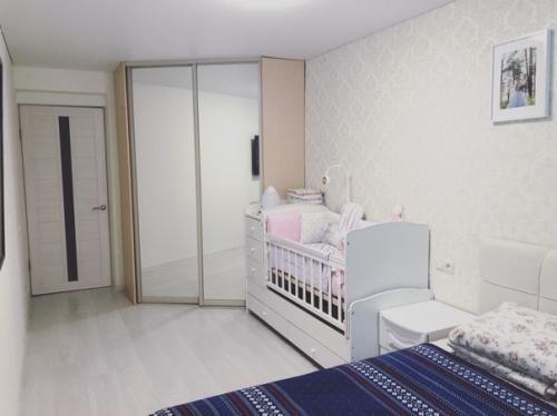 По ремонту мы всего лишь на всего положили Ламина, натянули потолки, да поклеили новые обои. 03