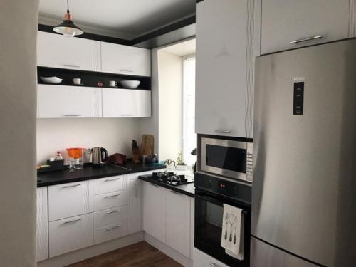 Моя кухня.  Придерживались дизайна сочетания белого с черным, ведь оно придает очень современный вид интерьеру.