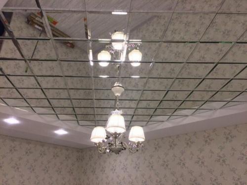 Придумана оригинальная идея использовать зеркала для создания потолка. 02