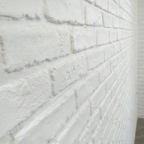 Мы увидели, что многие у себя в квартирах по разному делают имитацию кирпичной кладки. 04