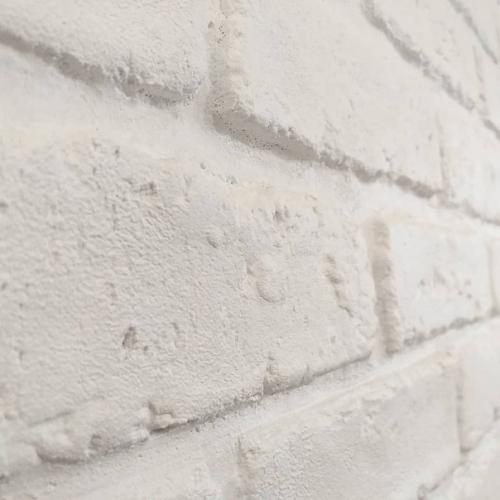 Мы увидели, что многие у себя в квартирах по разному делают имитацию кирпичной кладки. 05