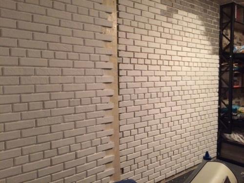 Оформили стены под кирпичную кладку, а в качестве материала использовали утеплитель. 07
