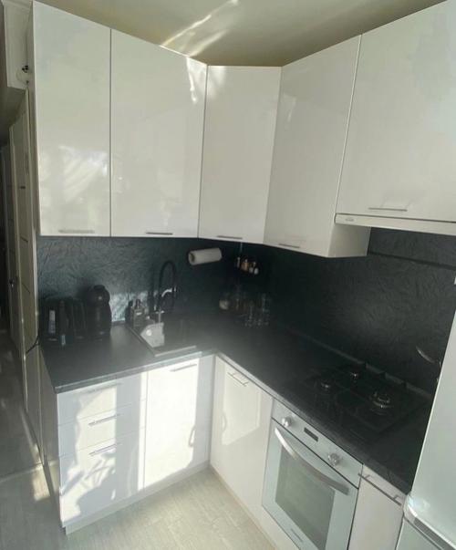 В случае если ощущение, что я наверное зря сделал чёрную плитку в такой светлой кухне. 01