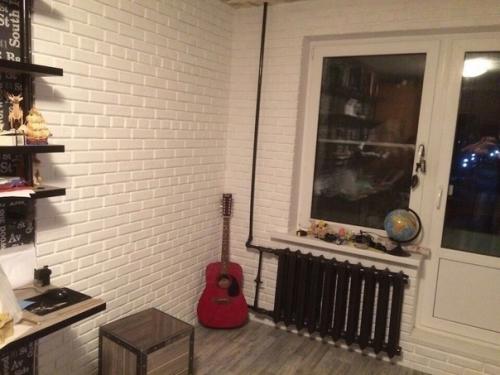 Оформили стены под кирпичную кладку, а в качестве материала использовали утеплитель. 08