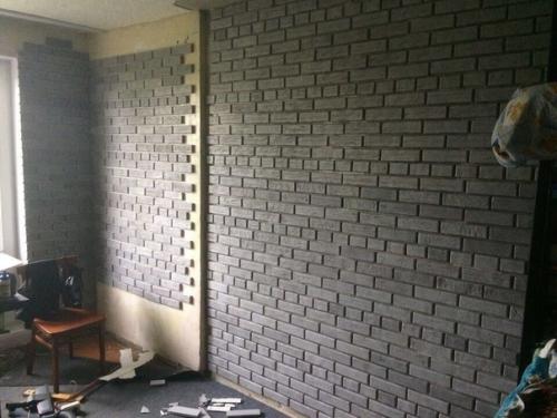 Оформили стены под кирпичную кладку, а в качестве материала использовали утеплитель. 05