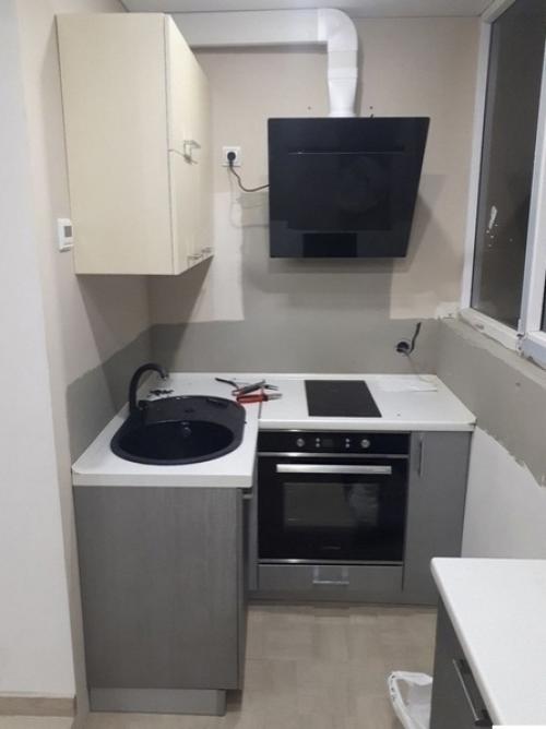 Видели много проектов, как люди делали кухни в лоджиях. 01