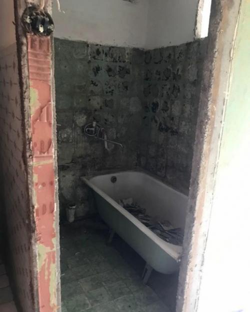 Вы только посмотрите в каком состоянии были туалет с ванной, туда аж страшно заходить было. 02