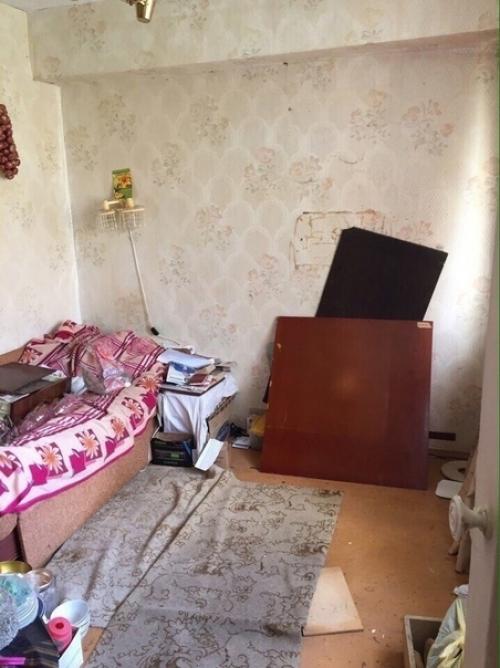 Сделали капитальный ремонт в комнате, превратив ее в полноценную спальню без всякого лишнего.  