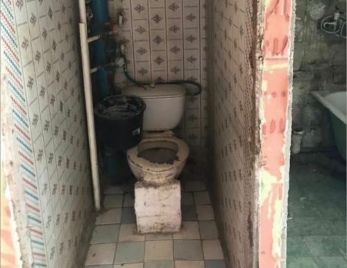 Вы только посмотрите в каком состоянии были туалет с ванной, туда аж страшно заходить было.