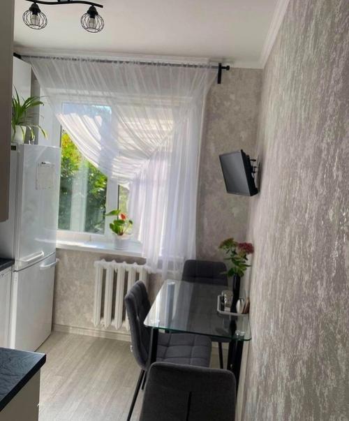 В случае если ощущение, что я наверное зря сделал чёрную плитку в такой светлой кухне.