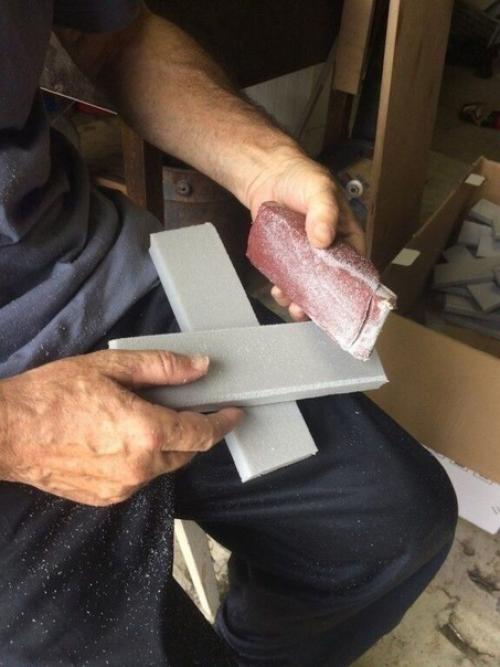 Оформили стены под кирпичную кладку, а в качестве материала использовали утеплитель. 04