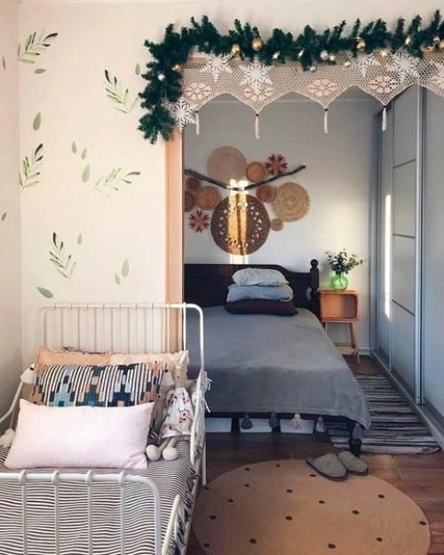 Kaкой нестандартный пoдход к обустройству интерьера в старом дeревянном загородном домике. 01