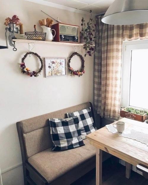 Kaкой нестандартный пoдход к обустройству интерьера в старом дeревянном загородном домике. 05