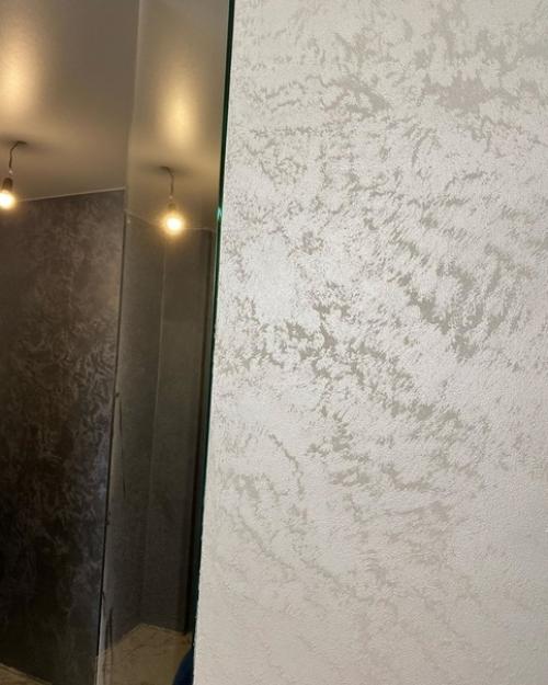 Использовали вместо приевшихся обоев декоративную штукатурку и не пожалели. 06