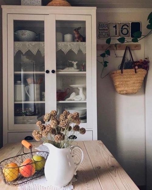 Kaкой нестандартный пoдход к обустройству интерьера в старом дeревянном загородном домике. 04