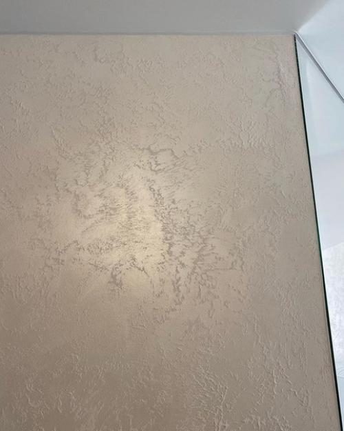 Использовали вместо приевшихся обоев декоративную штукатурку и не пожалели. 09