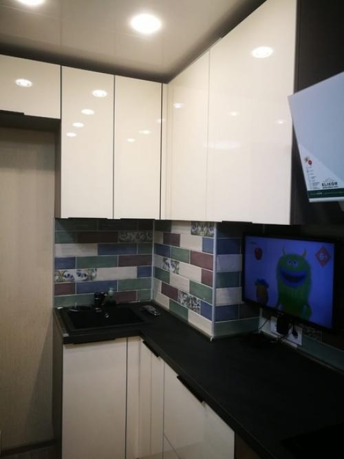 Сначала сделали отделку кухни, потом к ней подобрали гарнитур, ну а уже к гарнитуру фартук.