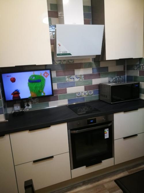 Сначала сделали отделку кухни, потом к ней подобрали гарнитур, ну а уже к гарнитуру фартук. 01