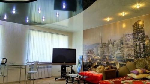 Видимо нежилое рабочее помещение кто то переделал в квартиру студию. 04