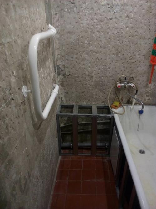 Задачи не стояло сделать что то вычурное, просто придать приятный вид ванной комнате с ограниченным бюджетом. 01