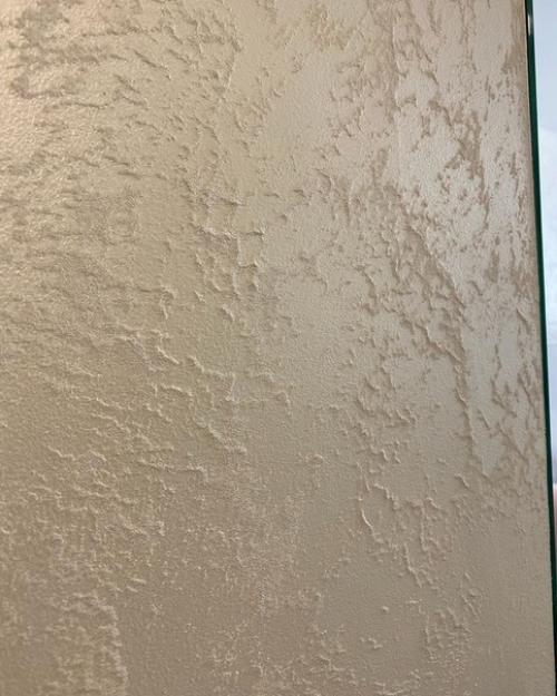 Использовали вместо приевшихся обоев декоративную штукатурку и не пожалели. 08