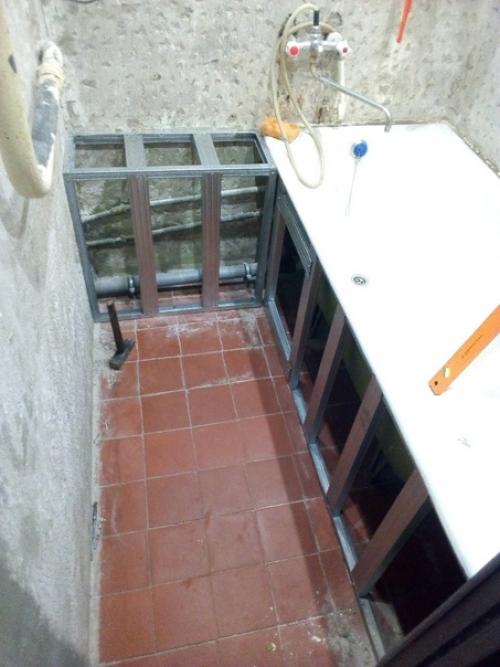 Задачи не стояло сделать что то вычурное, просто придать приятный вид ванной комнате с ограниченным бюджетом.