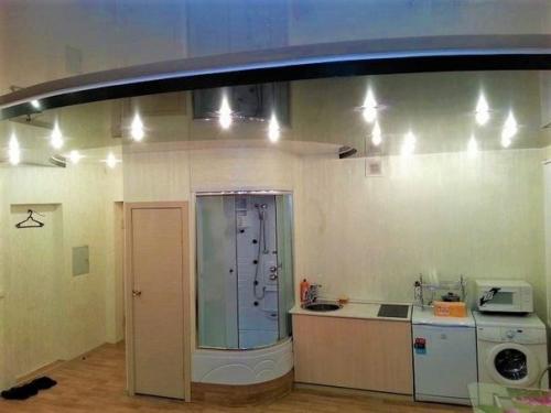 Видимо нежилое рабочее помещение кто то переделал в квартиру студию. 03