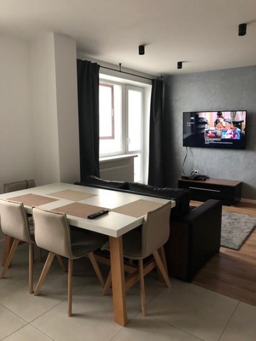 Сделали ремонт в небольшой квартире - студии. 01