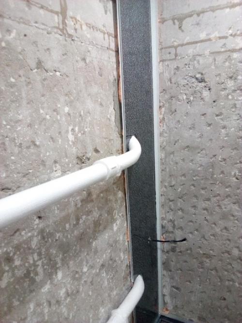 Задачи не стояло сделать что то вычурное, просто придать приятный вид ванной комнате с ограниченным бюджетом. 03