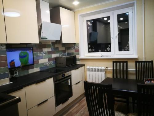 Сначала сделали отделку кухни, потом к ней подобрали гарнитур, ну а уже к гарнитуру фартук. 02