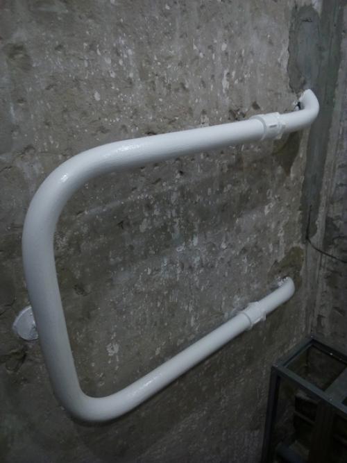 Задачи не стояло сделать что то вычурное, просто придать приятный вид ванной комнате с ограниченным бюджетом. 02