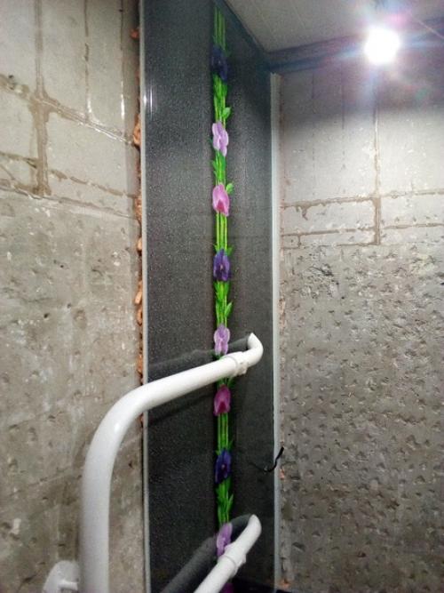 Задачи не стояло сделать что то вычурное, просто придать приятный вид ванной комнате с ограниченным бюджетом. 04