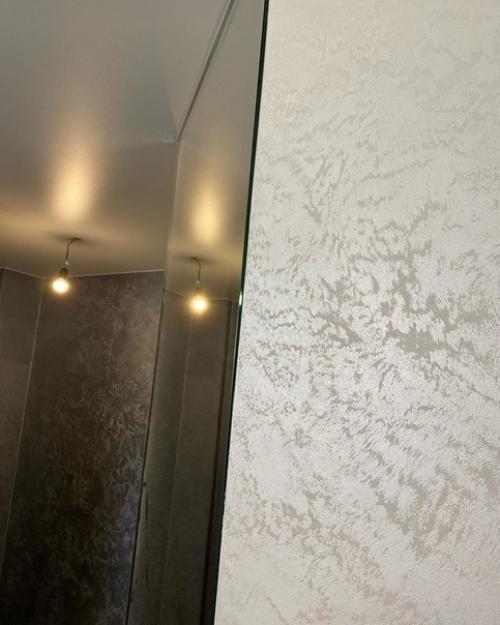 Использовали вместо приевшихся обоев декоративную штукатурку и не пожалели. 03