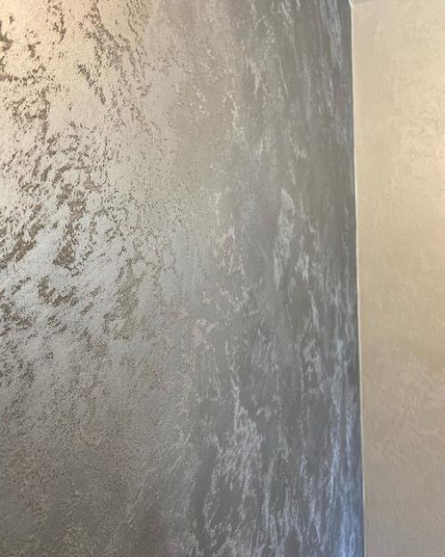 Использовали вместо приевшихся обоев декоративную штукатурку и не пожалели. 04