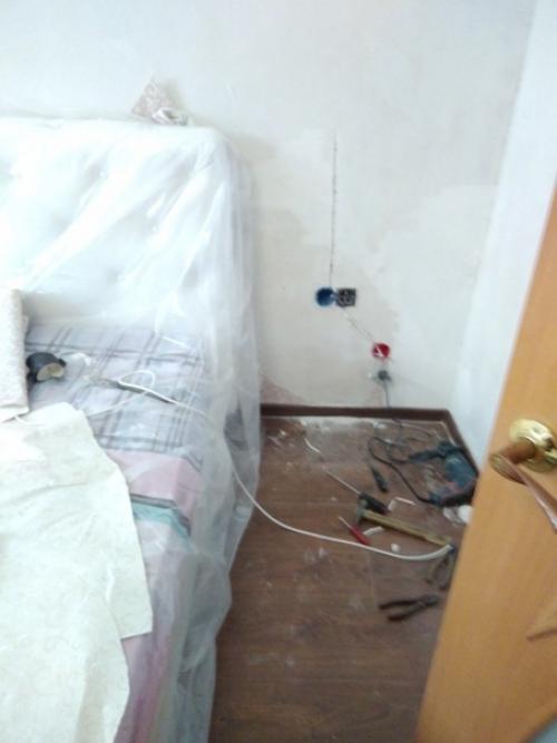 Вот такой ремонт мы сделали в своей спальне, все сами на пару с мужем. 08