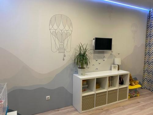 Вот такой ремонт в детской комнате сделали вместе с мужем для дочки. 01