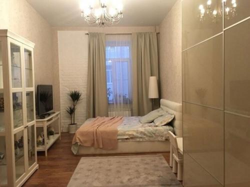 Закончили ремонт в нашей спальной комнате с мужем. 06