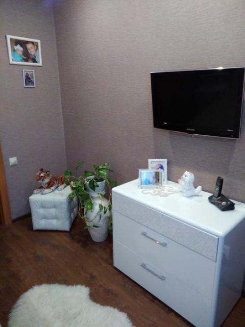 Вот такой ремонт мы сделали в своей спальне, все сами на пару с мужем.