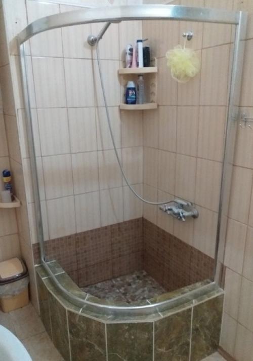 Решили, что покупная душевая кабинка совсем не то, убрали ее и сделали свою. 05