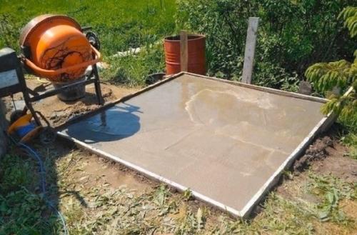 Сын сам вот такой мини прудик во дворе сделал. 01